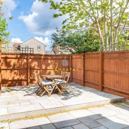 Cosy 2 Bed & Free Parking. Near Heathrow/Pinewood Villa Slough Bagian luar foto