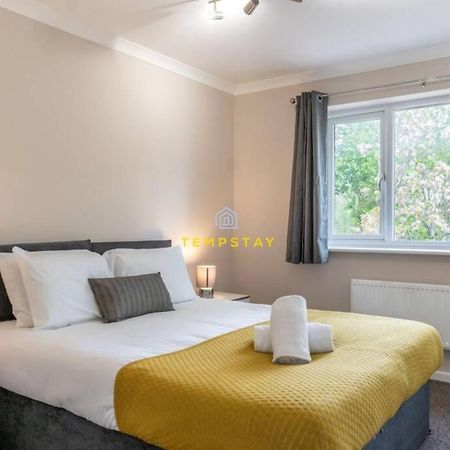 Cosy 2 Bed & Free Parking. Near Heathrow/Pinewood Villa Slough Bagian luar foto