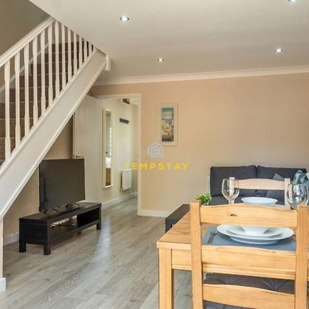 Cosy 2 Bed & Free Parking. Near Heathrow/Pinewood Villa Slough Bagian luar foto