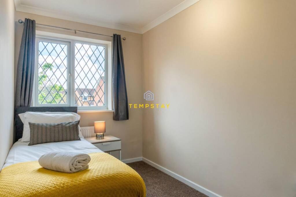 Cosy 2 Bed & Free Parking. Near Heathrow/Pinewood Villa Slough Bagian luar foto