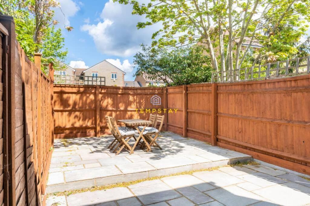 Cosy 2 Bed & Free Parking. Near Heathrow/Pinewood Villa Slough Bagian luar foto