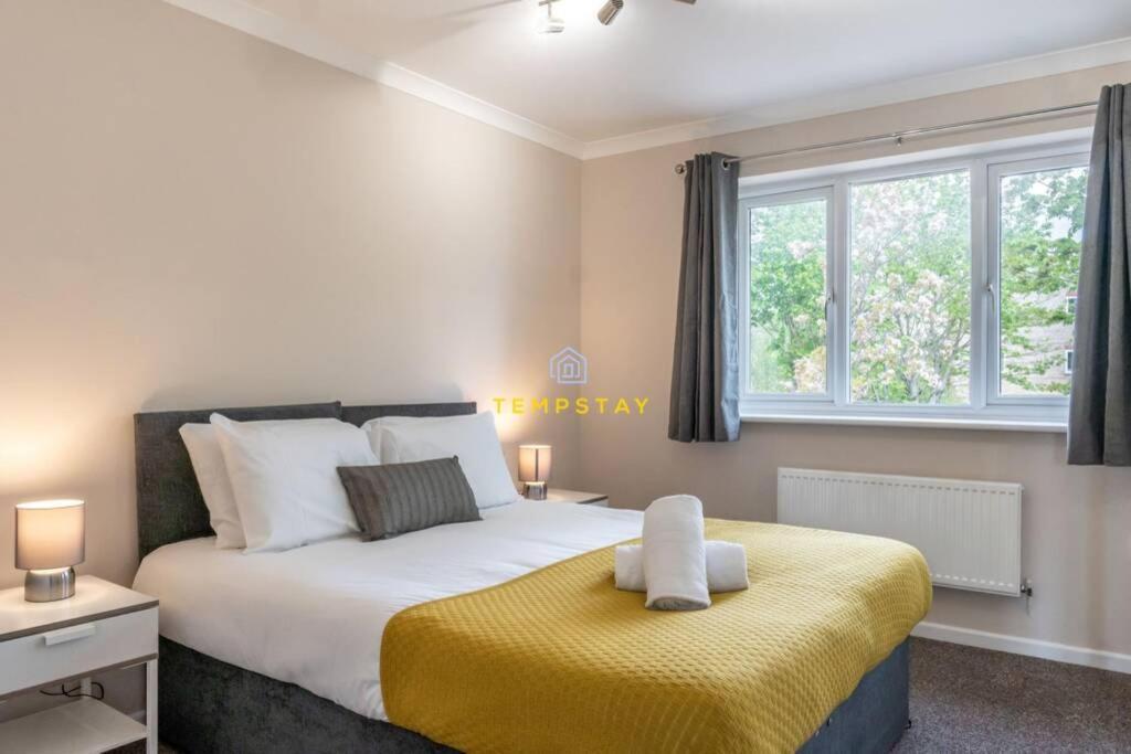 Cosy 2 Bed & Free Parking. Near Heathrow/Pinewood Villa Slough Bagian luar foto