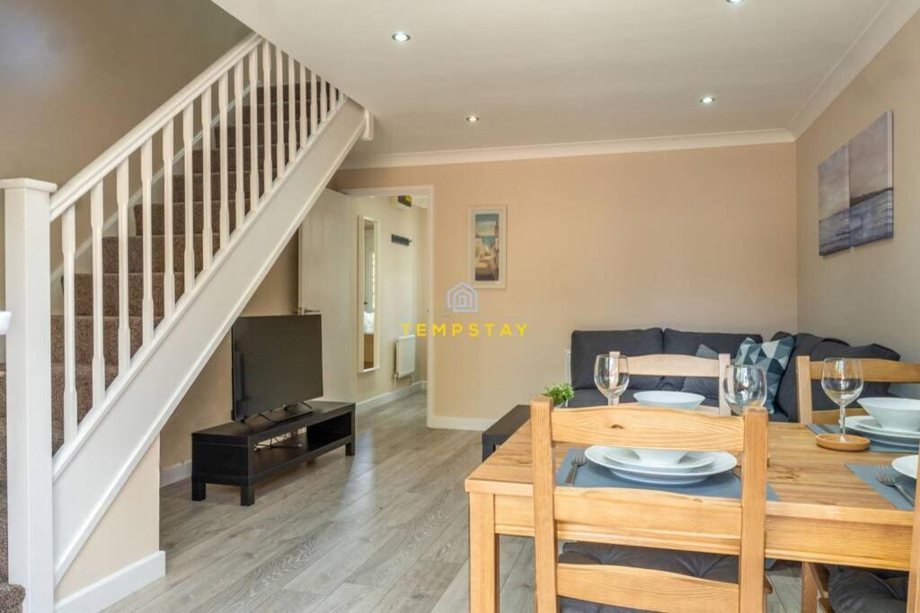 Cosy 2 Bed & Free Parking. Near Heathrow/Pinewood Villa Slough Bagian luar foto