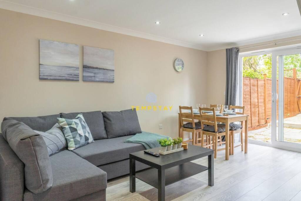 Cosy 2 Bed & Free Parking. Near Heathrow/Pinewood Villa Slough Bagian luar foto