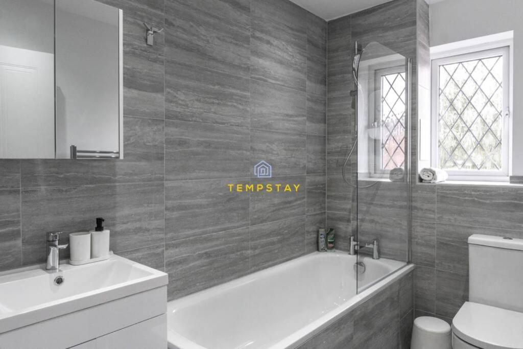 Cosy 2 Bed & Free Parking. Near Heathrow/Pinewood Villa Slough Bagian luar foto